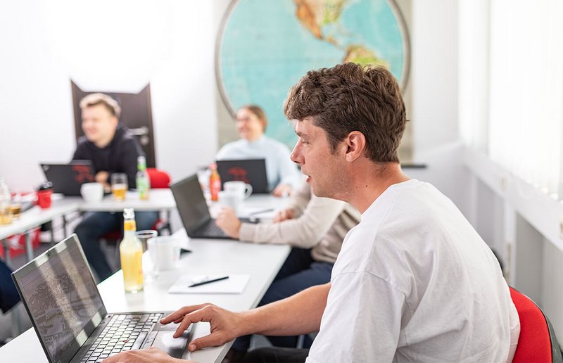 WhereGroup FOSS Academy: Teilnehmer bei offener GIS-Schulung - praxisorientierte Open-Source-Geoinformationssystem-Weiterbildung mit didaktischem Konzept