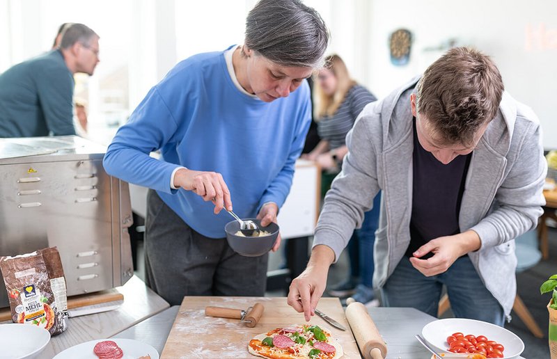 WhereGroup Team beim gemeinsamen Kochen - MittKoch-Tradition mit selbstgemachter Pizza in der GIS-Unternehmenskultur