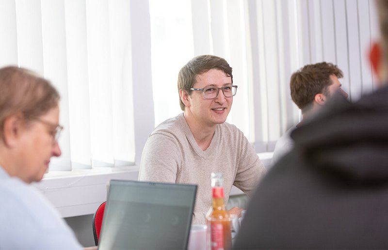 WhereGroup Ausbildung: Auszubildender lernt von GIS-Experten in kollegialer Atmosphäre - IHK-zertifizierte Ausbildung in Softwareentwicklung und Systemintegration