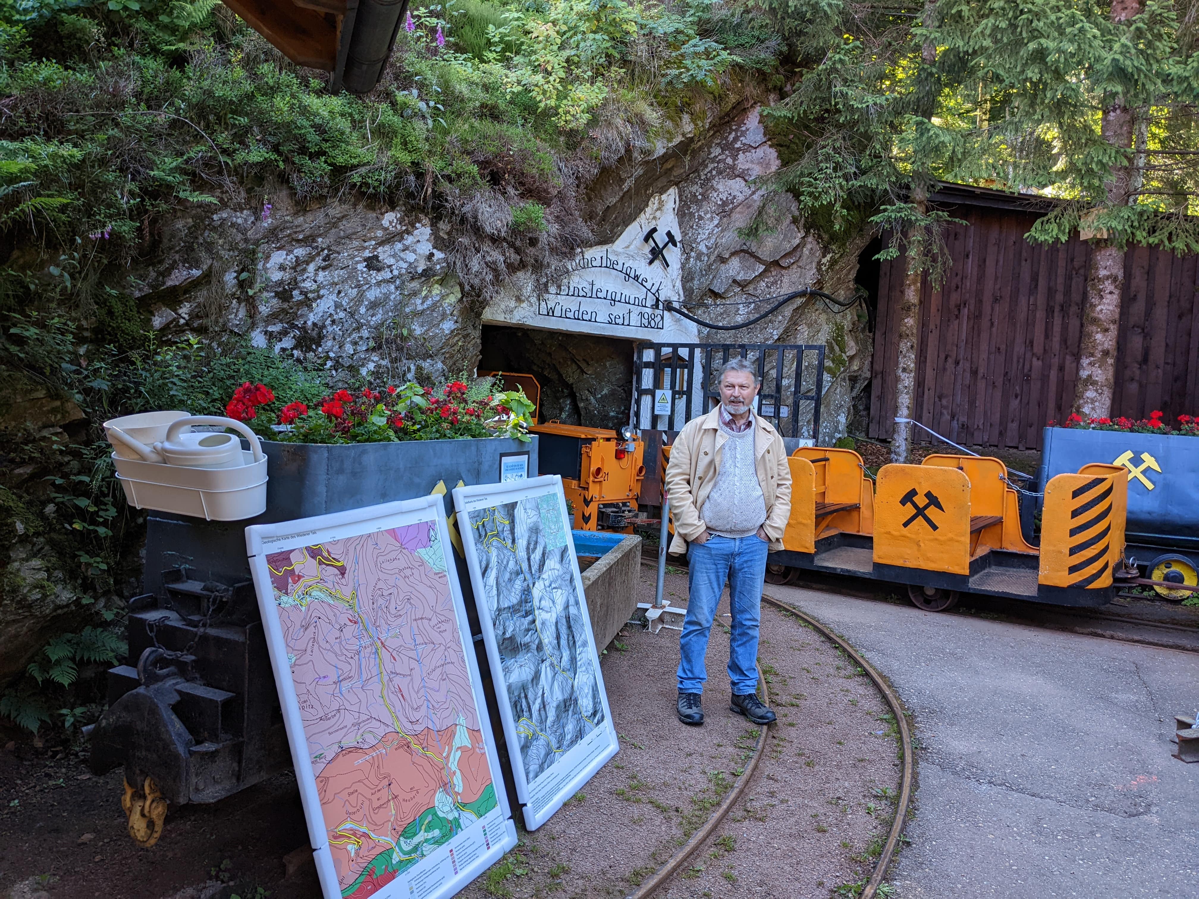 Rohstoffgeologe Dr. Wolfgang Werner, Ideengeber und Beiratsmitglied des Bergmannsvereins, mit den beiden Karten bei einer Sonderbefahrung der Grube anlässlich des 200-jährigen Jubiläums der Naturforschenden Gesellschaft Freiburg.