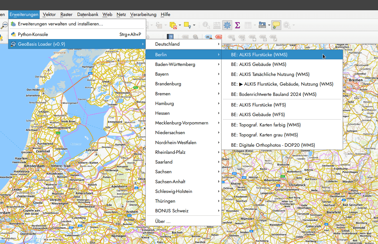 Ausgeklapptes Menü des Plugins GeoBasis Loader mit den für Berlin verfügbaren WMS-Diensten